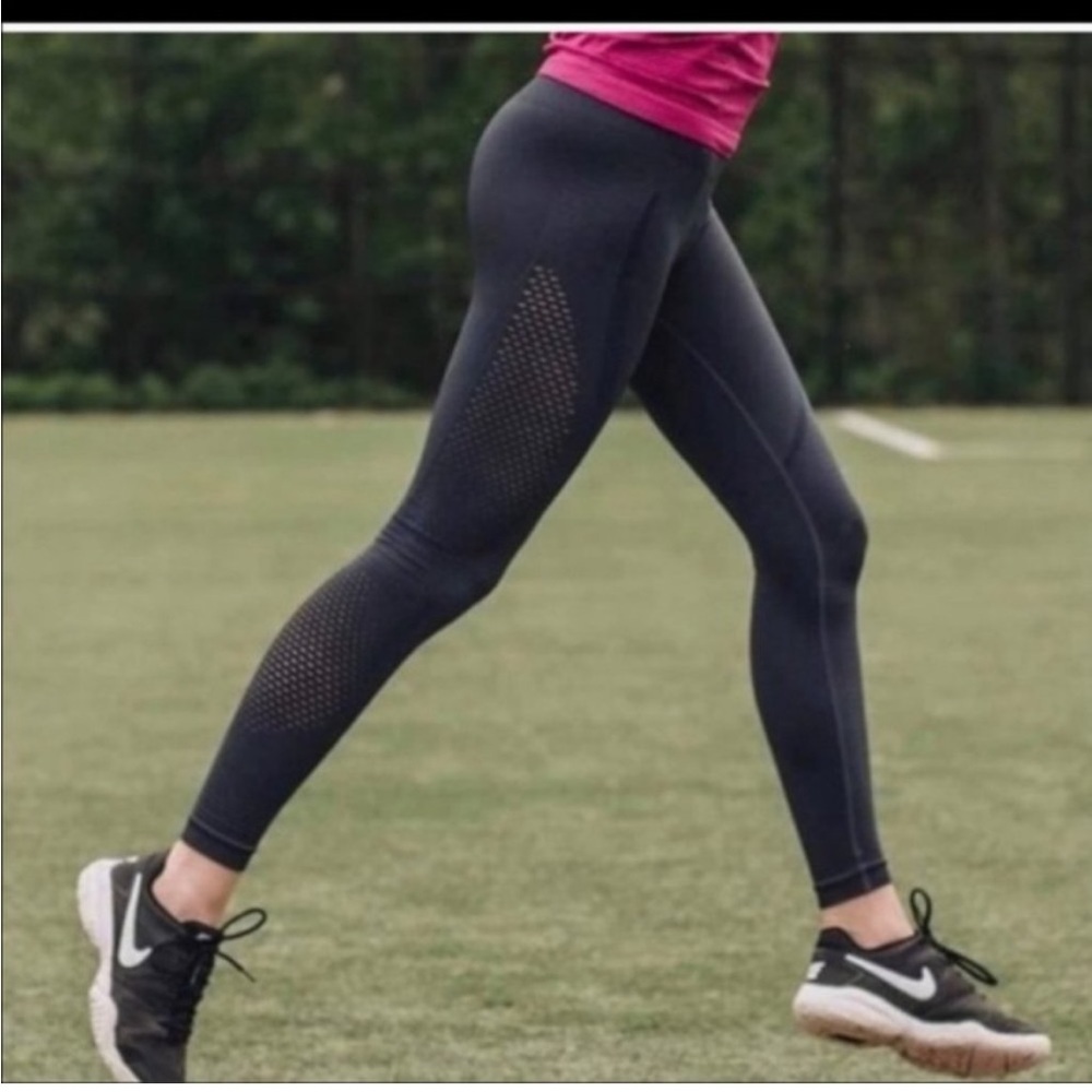 Zyia Active Black Athletic Seamless Perforated Sculpt Leggings Size Medium